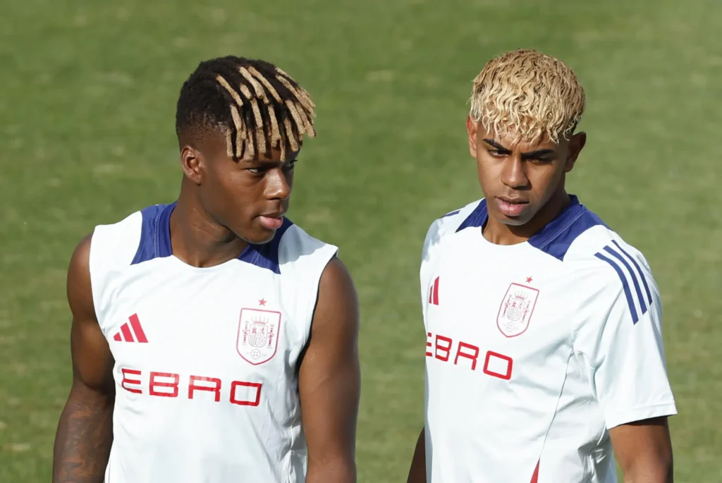 Williams e Yamal serão companheiros agora também no Barcelona - Juan Carlos Hidalgo/EFE